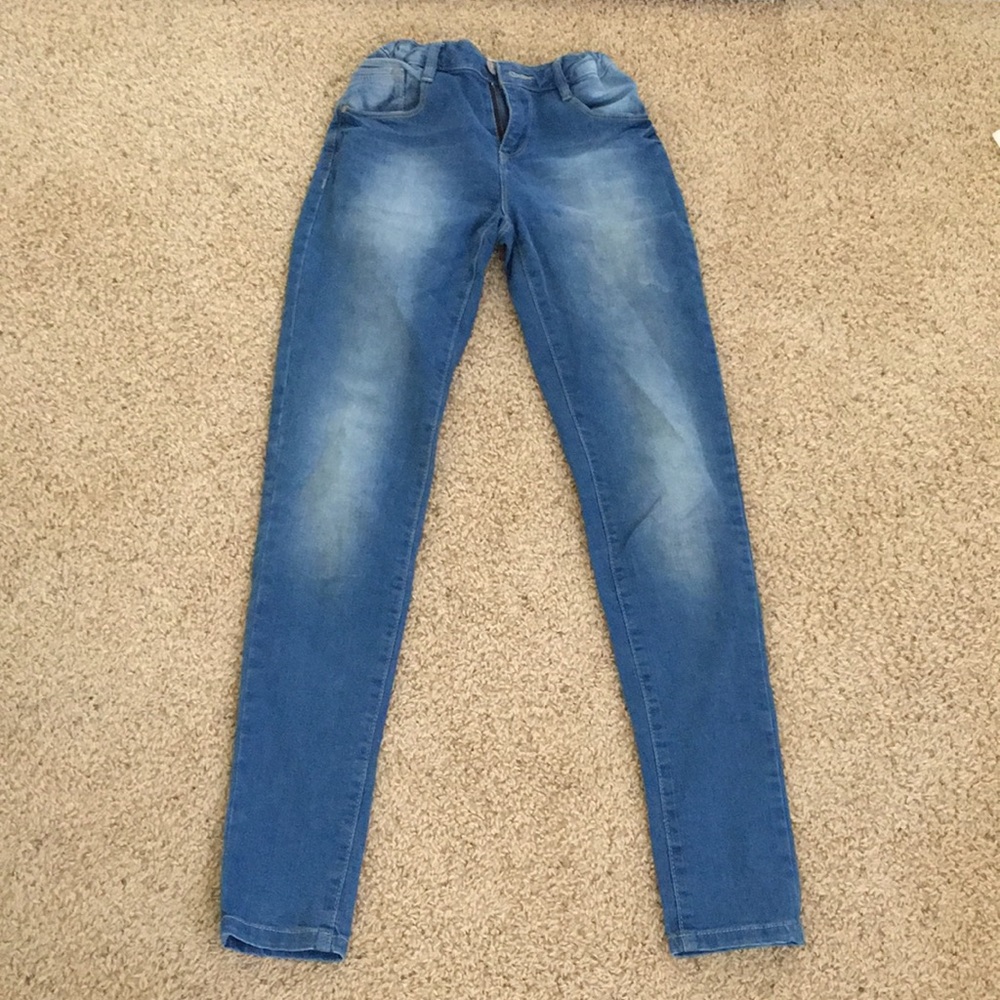Skinny blue jeans.